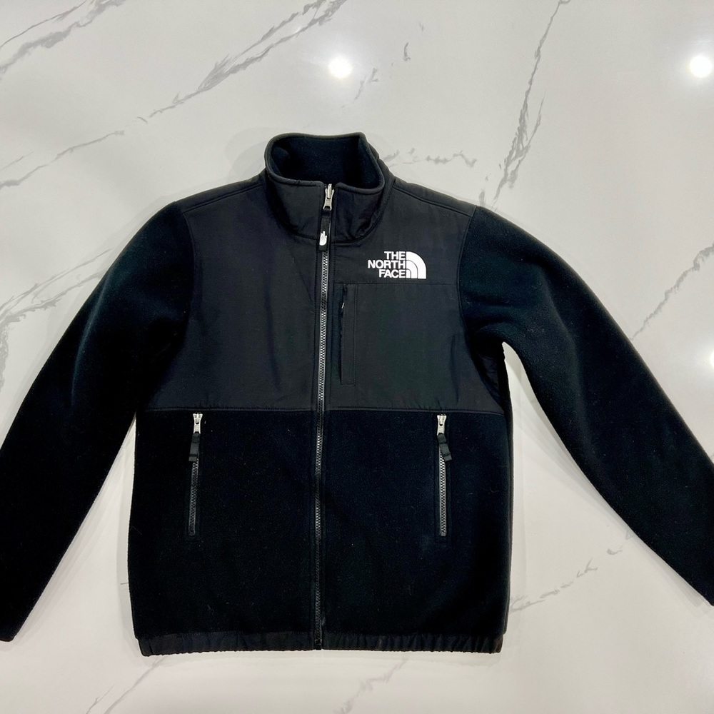 Like NEW! The North Face youth large in great condition. No holes or stains.